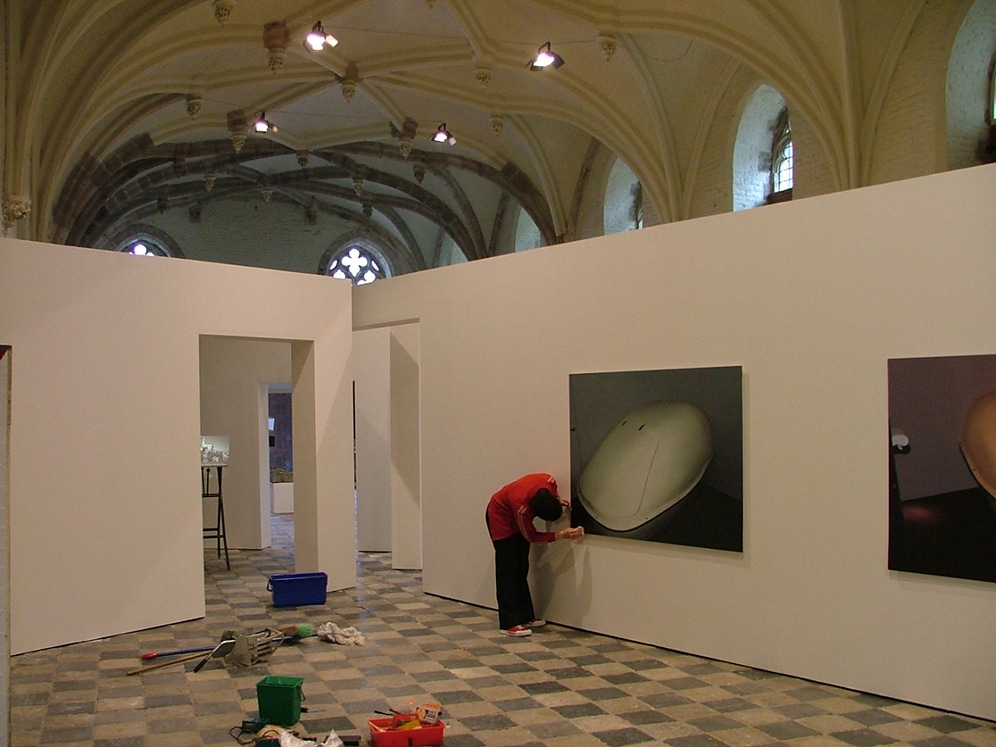 Janice McNab installing ‘Tank I, Mountain’ (2004). Exhibition ‘De Werkelijkheid’, De Vleeshal, Middelburg, NL.